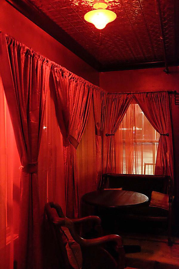 Redlight Historic Bunk Hotel And Speakeasy Траки Экстерьер фото