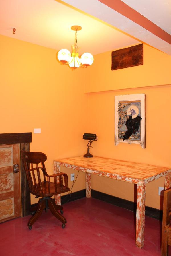 Redlight Historic Bunk Hotel And Speakeasy Траки Экстерьер фото